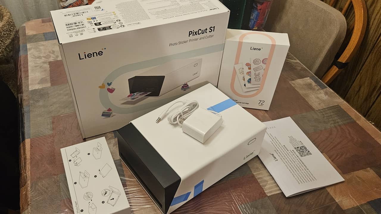 Liene PixCut S1 printer and accessories.