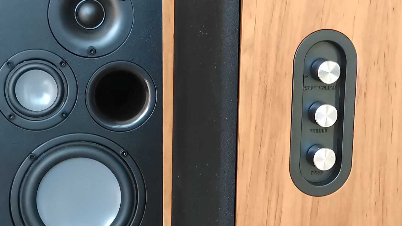 Easily Connect the Retro-Styled Majority D100 Bookshelf Speakers
