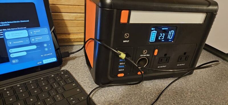 CYBPULTE C601 powering a Chromebook.